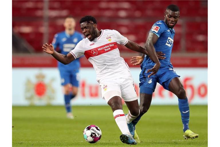 Stuttgarts Orel Mangala (l) und Hoffenheims Ihlas Bebou kämpfen um den Ball. Foto: Tom Weller/dpa