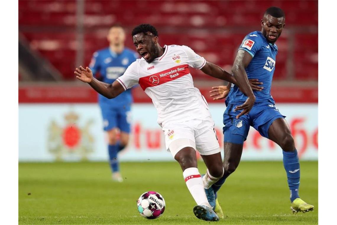 VfB-Profi Mangala trainiert nach Muskelfaserriss individuell Stuttgarts Orel Mangala (l) und Hoffenheims Ihlas Bebou. Foto: Tom Weller/dpa
