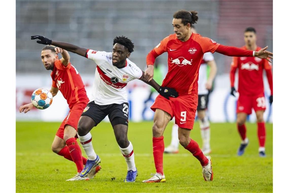 Traum-Duo und Gulacsi sichern Leipziger Sieg in Stuttgart Stuttgarts Orel Mangala (M) in Aktion gegen Leipzigs Kevin Kampl (l) und Leipzigs Yussuf Poulsen (r). Foto: Tom Weller/dpa