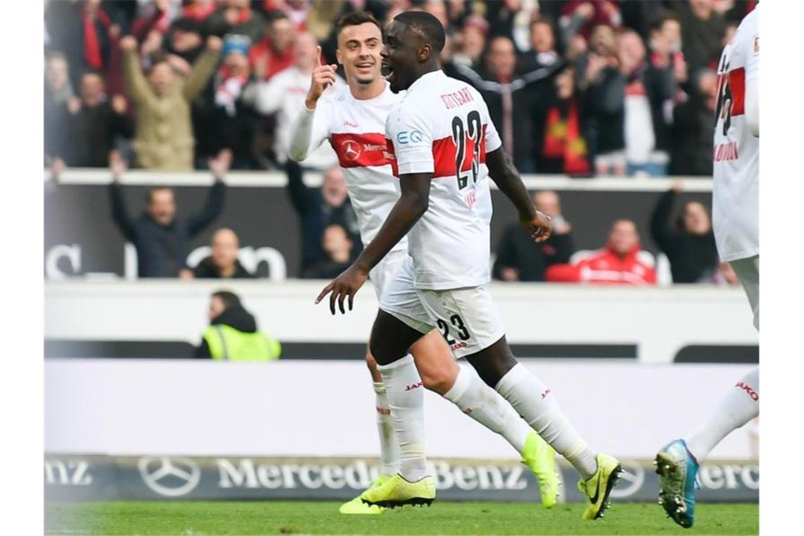 VfB gewinnt Derby - Keller holt Debüt-Punkt mit dem FCN Stuttgarts Orel Mangala (M) sorgte mit seinem Treffer zum 2:0 für die Vorentscheidung. Foto: Tom Weller/dpa