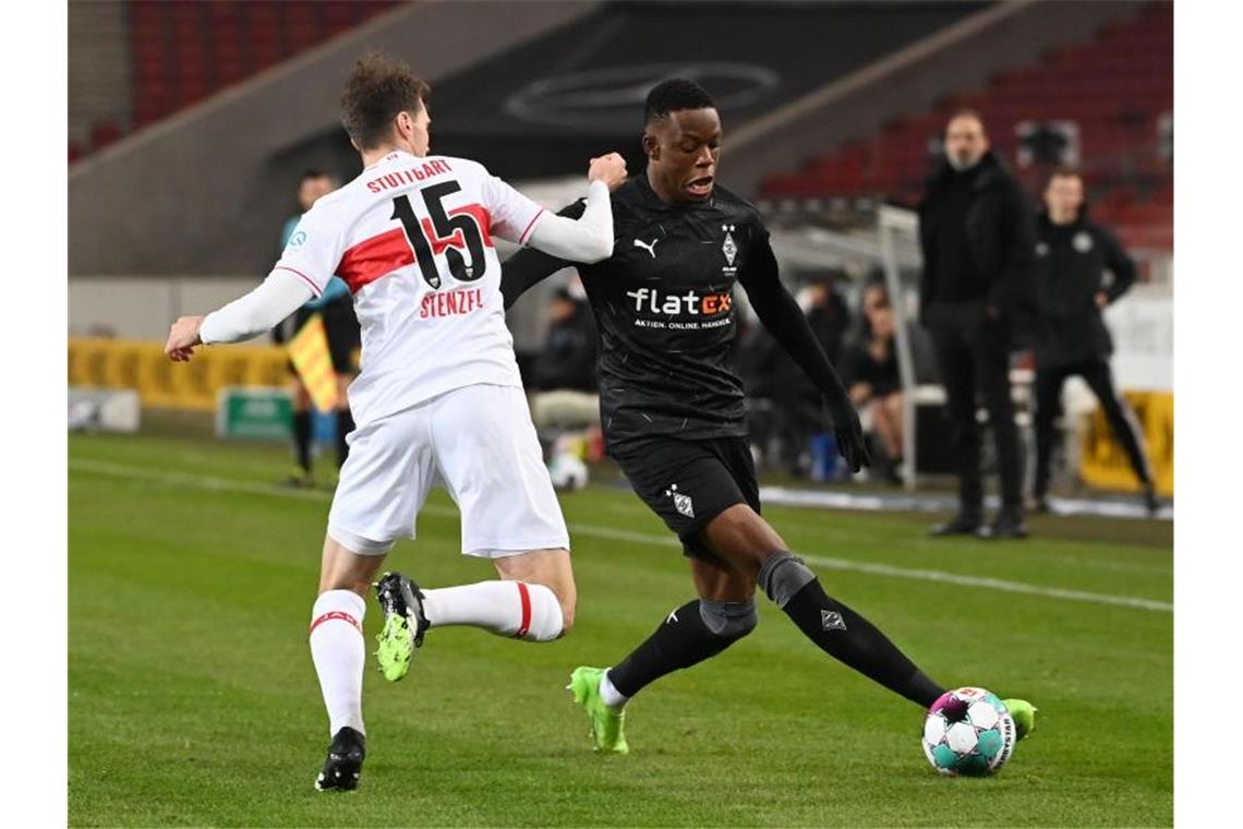 Leipzig verpasst Tabellenspitze - BVB strauchelt gegen Mainz Stuttgarts Pascal Stenzel (l) im Zweikampf mit Mönchengladbachs Denis Zakaria. Foto: Marijan Murat/dpa