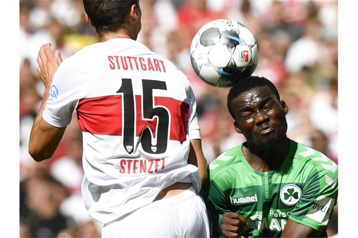 VfB uneins nach Sieg gegen Fürth Stuttgarts Pascal Stenzel (l.) verpasst gegen Fürths Hans Nunoo Sarpei den Ball. Foto: Thomas Kienzle