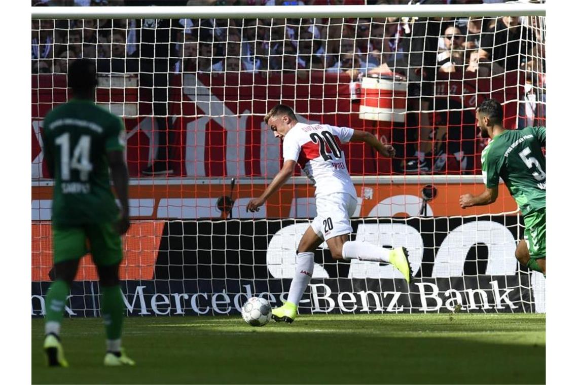 VfB-Neuzugang Förster hat laut Kocak „noch Luft nach oben“ Stuttgarts Philipp Förster (M) erzielt ein Tor. Foto: Thomas Kienzle/Archivbild