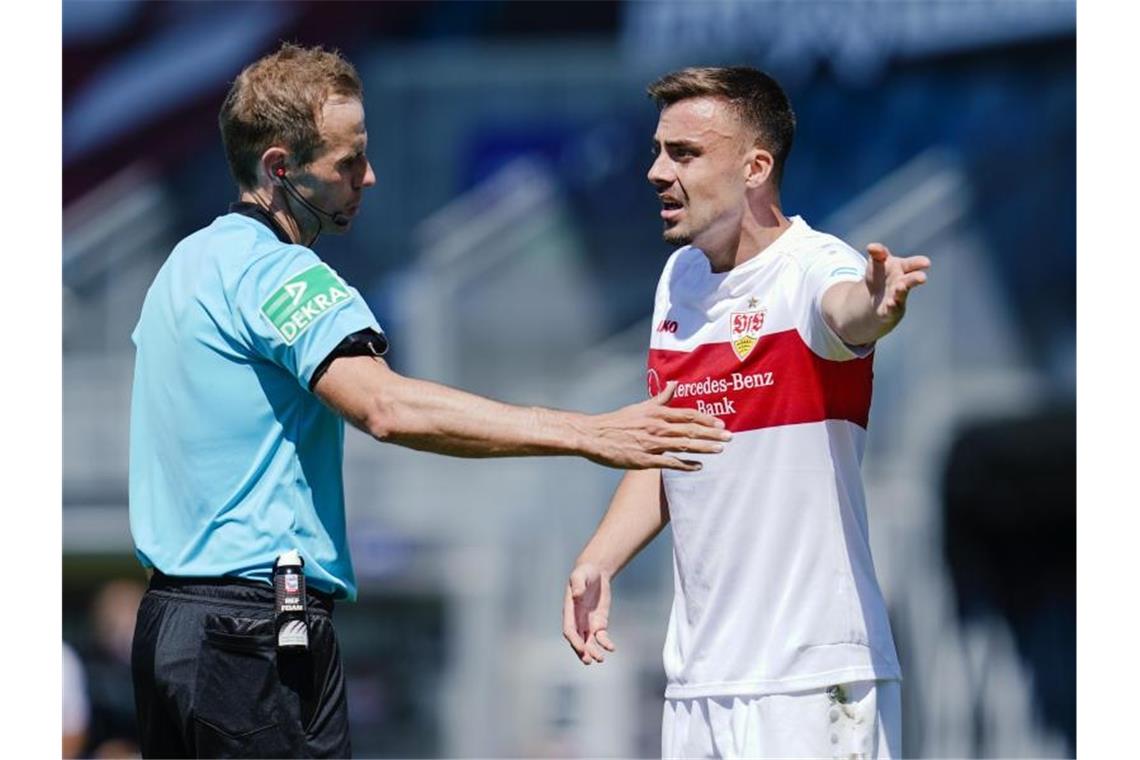 „Sind enttäuscht“: DFB-Gericht weist VfB-Einspruch zurück Stuttgarts Philipp Förster (r) spricht mit Schiedsrichter Sascha Stegemann. Foto: Uwe Anspach/dpa/Archivbild
