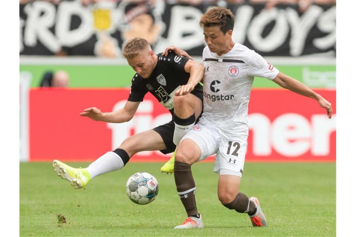 Stuttgarts Santiago Ascacibar (l) versucht gegen St. Paulis Ryo Miyaichi den Ball zu behaupten. Foto: Daniel Maurer/Archivbild