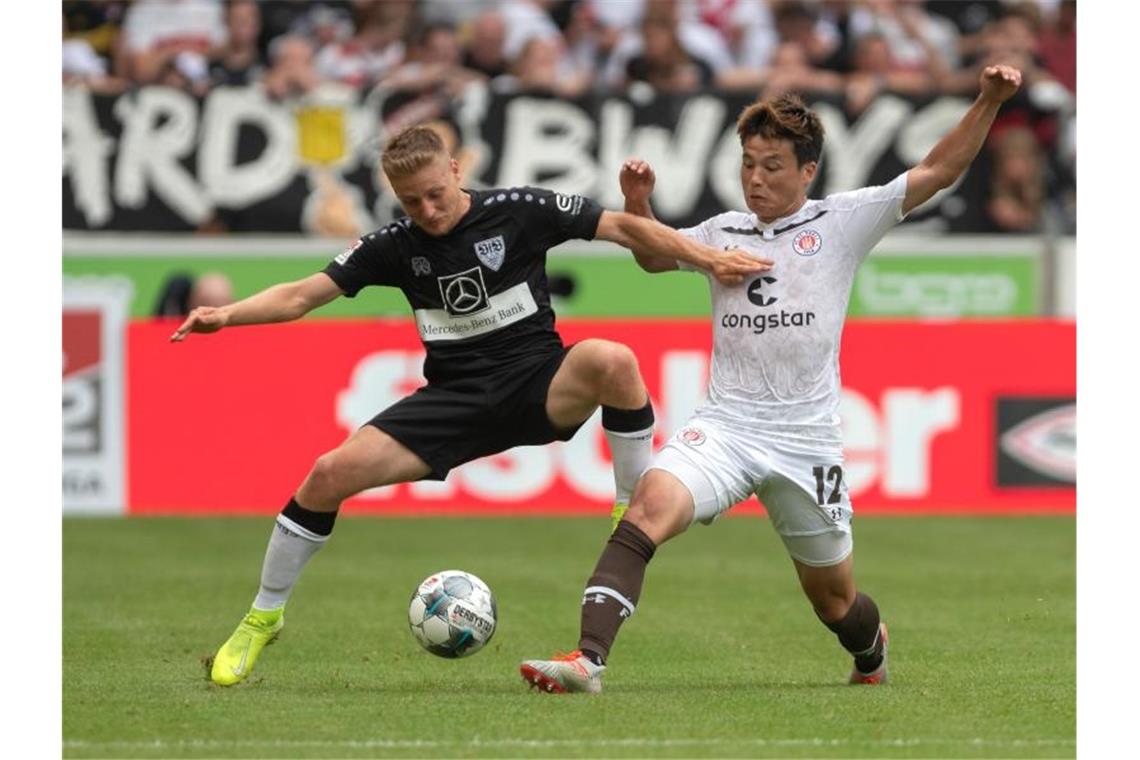 Stuttgarts Santiago Ascacibar (l.) versucht gegen St. Paulis Ryo Miyaichi den Ball zu behaupten. Foto: Daniel Maurer/Archivbild