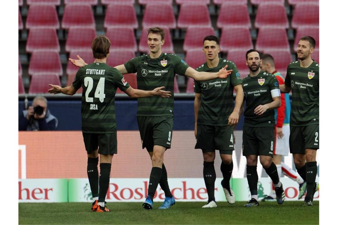 Frankfurt schockt den FC Bayern - BVB gewinnt Revier-Derby Stuttgarts Sasa Kalajdzic (2.v.l) jubelt mit den Mitspielern Borna Sosa (l-r), Marc Oliver Kempf, Gonzalo Castro und Waldemar Anton über seinen Treffer. Foto: Rolf Vennenbernd/dpa