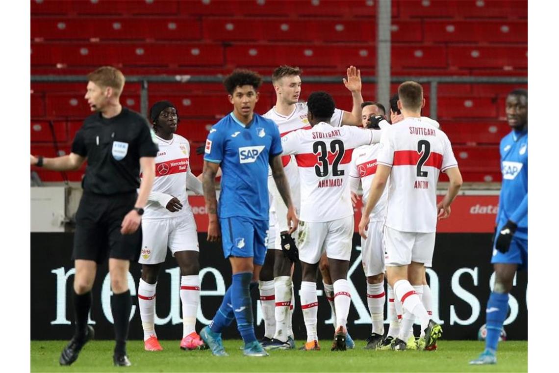 Kalajdzic „stolz“ auf Bobics VfB-Rekord Stuttgarts Sasa Kalajdzic (M) erzielte im siebten Bundesliga-Spiel in Serie ein Tor. Foto: Tom Weller/dpa