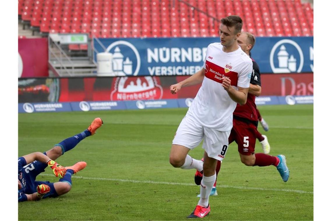 Stuttgarts Sasa Kalajdzic (M) jubelt über das 0:3 gegen Nürnbergs Torwart Christian Mathenia (l). Foto: Daniel Karmann/dpa