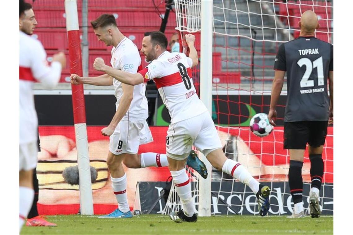 Werder hadert mit Niederlage beim VfB Stuttgarts Sasa Kalajdzic und Gonzalo Castro bejubeln die späte Führung. Foto: Tom Weller/dpa