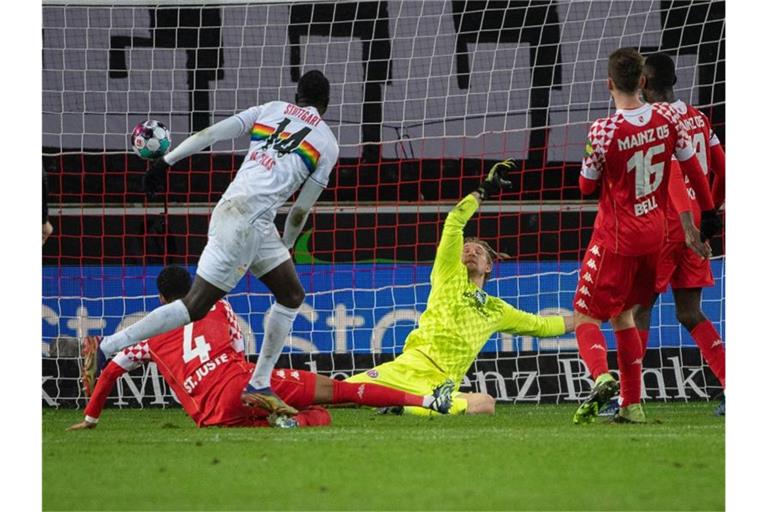 Stuttgarts Silas Wamangituka (l) schießt das Tor zum 2:0 gegen den Mainzer Torwart Robin Zentner. Foto: Sebastian Gollnow/dpa