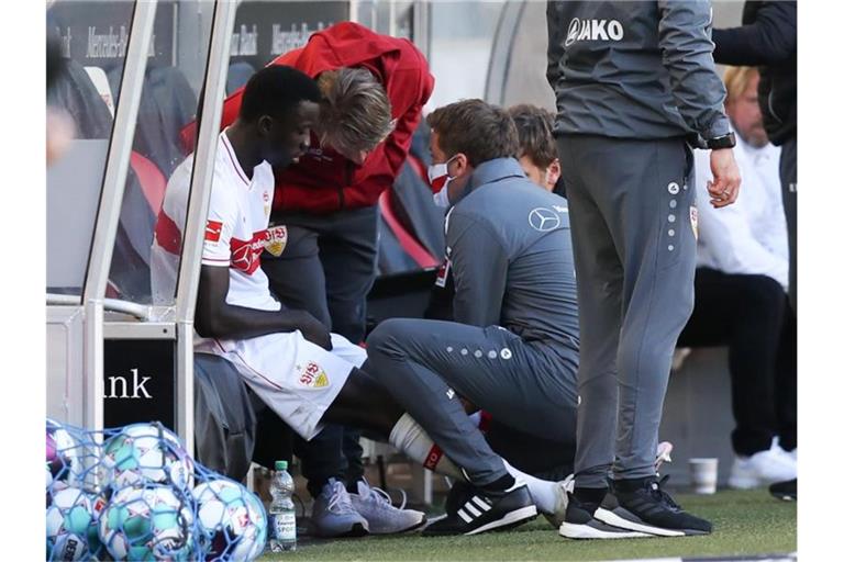Stuttgarts Silas Wamangituka (l.) sitzt beim Spiel gegen Bayer Leverkusen verletzt auf der Bank. Foto: Tom Weller/dpa