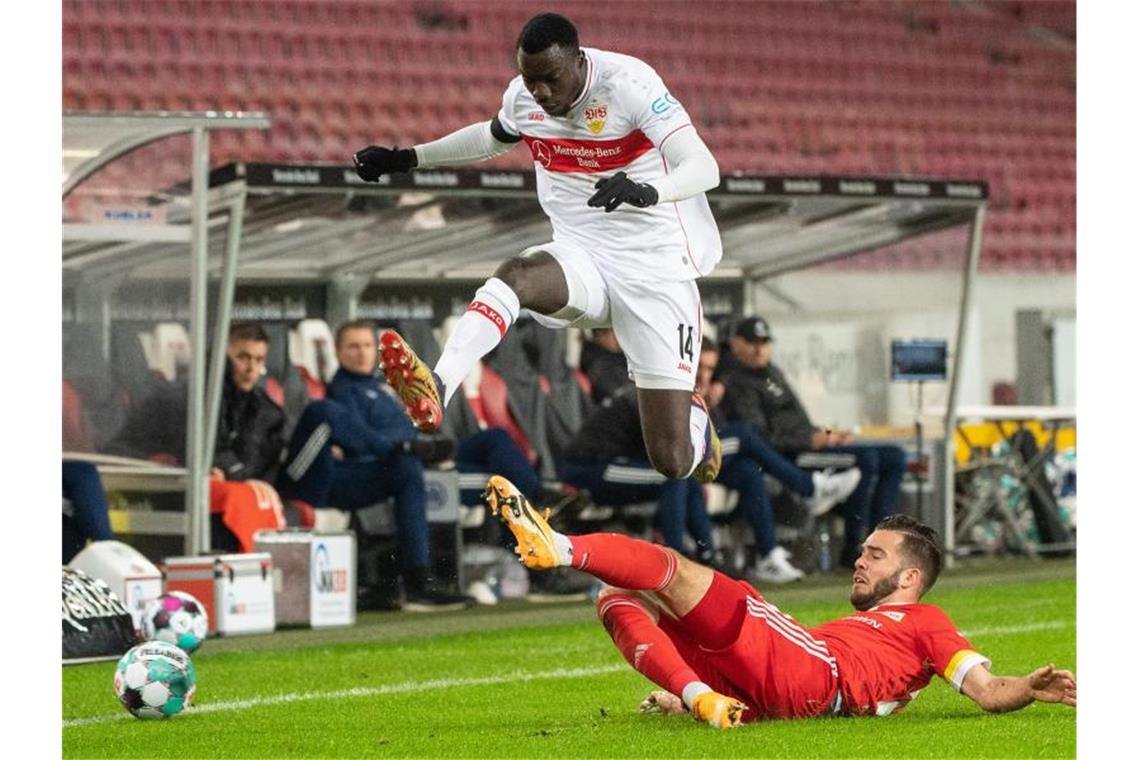 Fußball-Bundesliga: Sechs Spiele, sechs Köpfe Stuttgarts Silas Wamangituka überspringt Unions Niko Gießelmann (unten) im Dribbling. Foto: Sebastian Gollnow/dpa