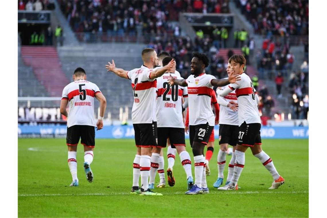 Duo Coulibaly/Millot beim VfB nach Corona-Erkrankung zurück Stuttgarts Spieler bejubeln einen Treffer. Foto: Silas Stein/dpa/Archivbild