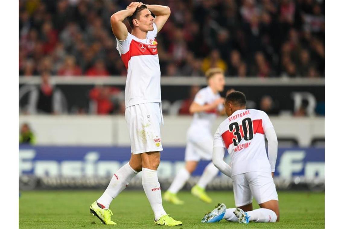 HSV stößt VfB von Platz eins - Slomka-Elf siegt in Dresden Stuttgarts Spieler zeigen Frust: Der VfB kassierte eine Heimniederlage gegen den SV Wehen Wiesbaden. Foto: Tom Weller/dpa