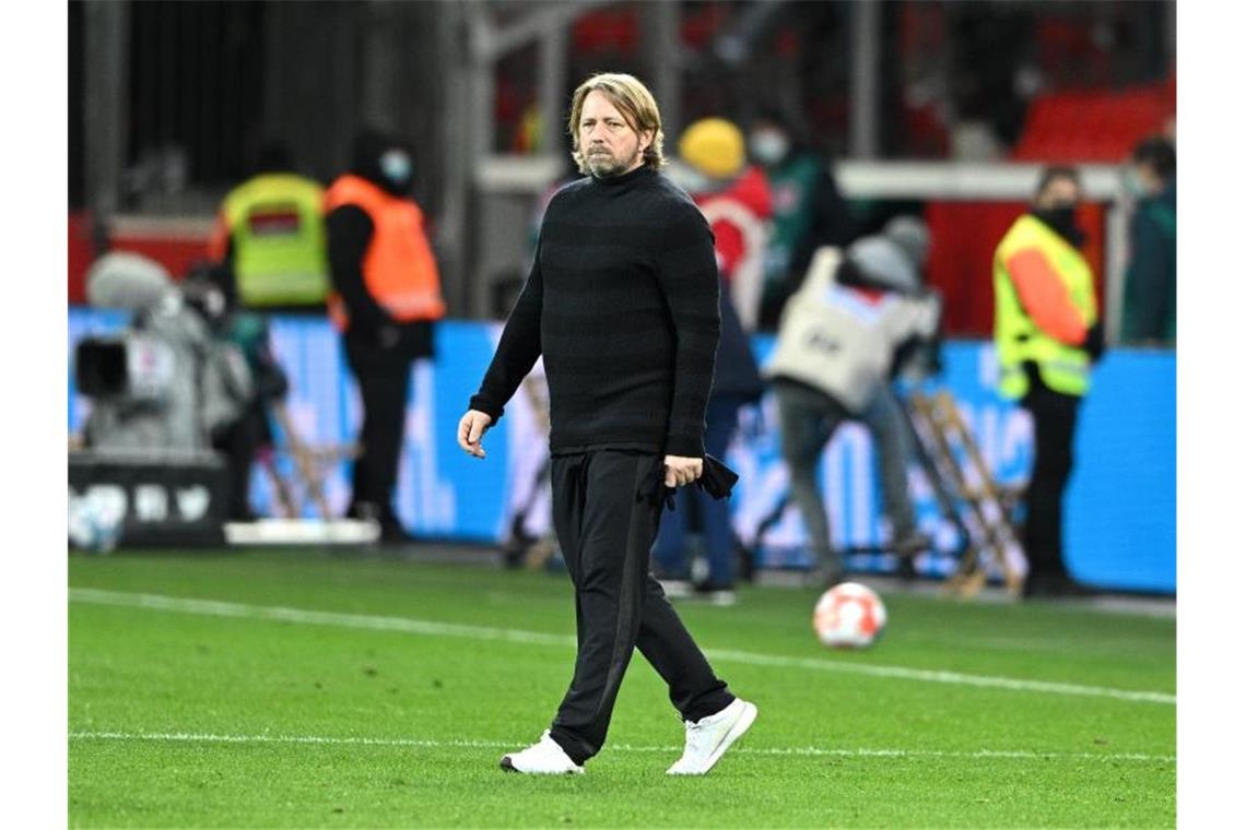 Mislintat über Matarazzo: Gibt da „nichts zu diskutieren“ Stuttgarts Sportdirektor Sven Mislintat geht über den Platz. Foto: David Inderlied/dpa