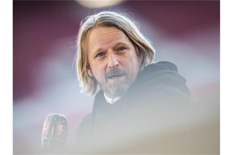 Stuttgarts Sportdirektor Sven Mislintat gibt ein Interview. Foto: Tom Weller/dpa/Archivbild