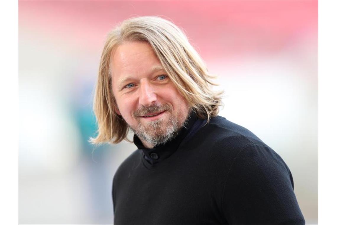 Stuttgarts Sportdirektor Sven Mislintat lächelt. Foto: Tom Weller/dpa/Archivbild