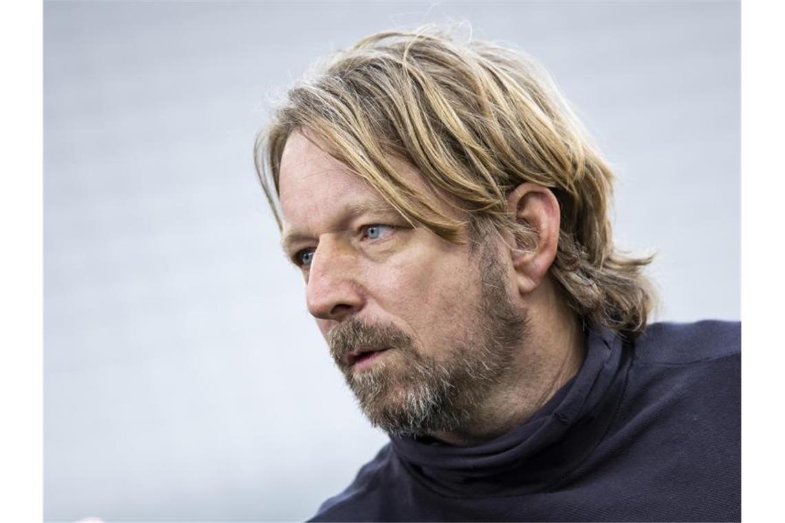 VfB-Sportdirektor Mislintat baut im Abstiegskampf auf Fans Stuttgarts Sportdirektor Sven Mislintat steht im Stadion. Foto: Tom Weller/dpa/Archivbild