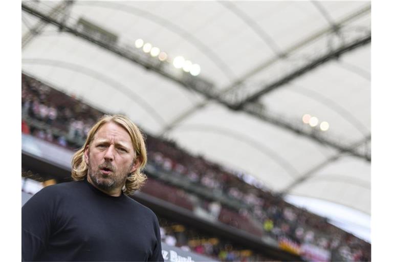 Stuttgarts Sportdirektor Sven Mislintat steht im Stadion. Foto: Edith Geuppert/dpa