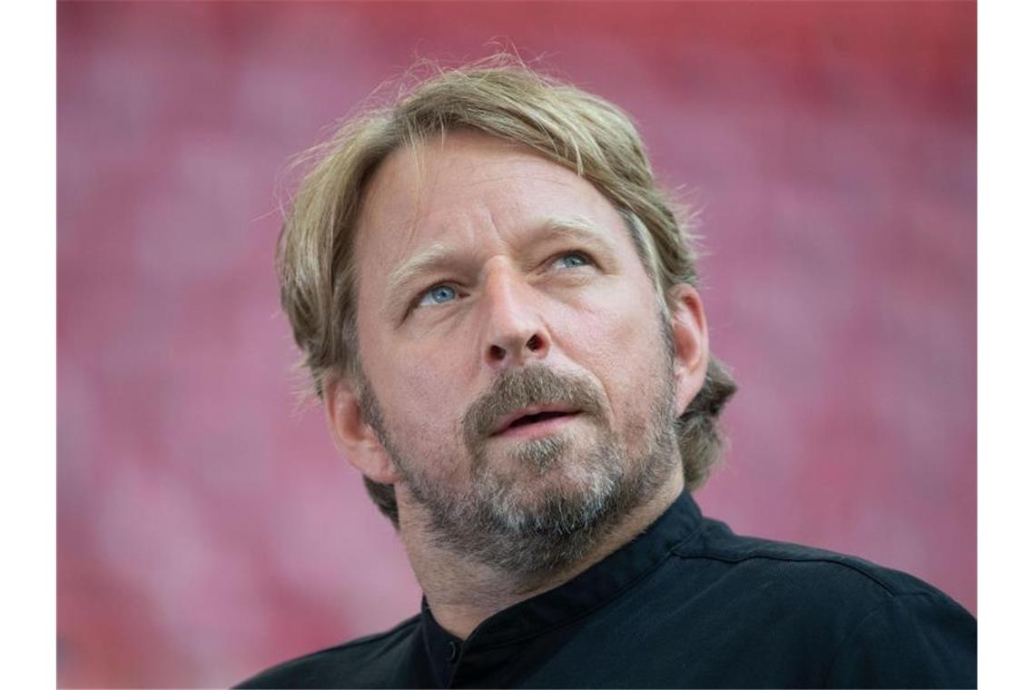 Stuttgarts Sportdirektor Sven Mislintat steht vor Spielbeginn im Stadion. Foto: Marijan Murat/dpa/Archivbild