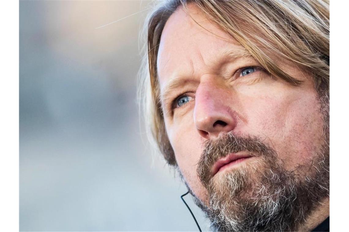 Trotz Verletzungssorgen: VfB plant keine Wintertransfers Stuttgarts Sportdirektor Sven Mislintat steht vor dem Spiel im Stadion. Foto: Tom Weller/dpa