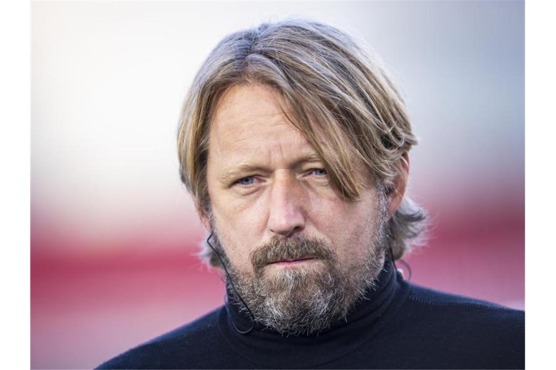 Stuttgarts Sportdirektor Sven Mislintat steht vor dem Spiel im Stadion. Foto: Tom Weller/dpa