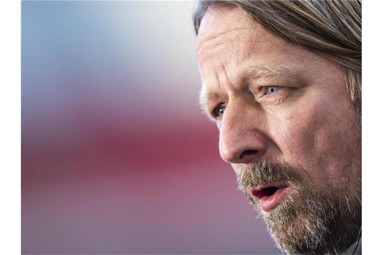 Stuttgarts Sportdirektor Sven Mislintat steht vor dem Spiel im Stadion. Foto: Tom Weller/dpa/Archivbild