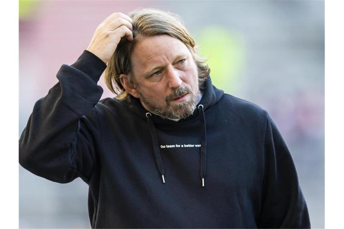 Stuttgarts Sportdirektor Sven Mislintat steht vor dem Spiel im Stadion. Foto: Tom Weller/dpa