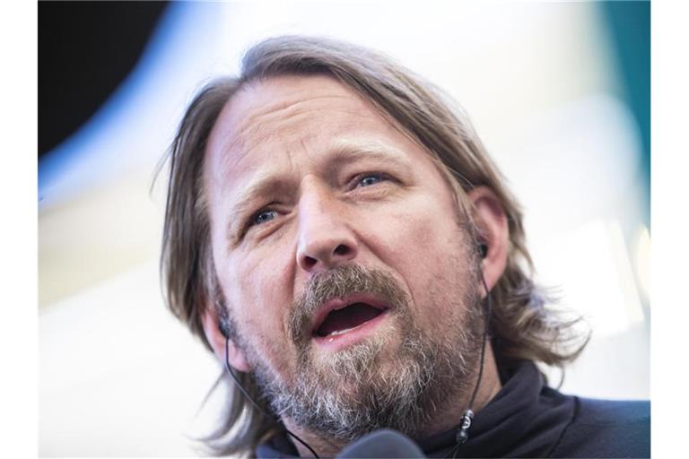 Stuttgarts Sportdirektor Sven Mislintat steht vor dem Spiel im Stadion. Foto: Tom Weller/dpa