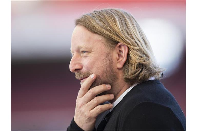 Stuttgarts Sportdirektor Sven Mislintat steht vor einem Spiel im Stadion. Foto: Tom Weller/dpa/Archivbild