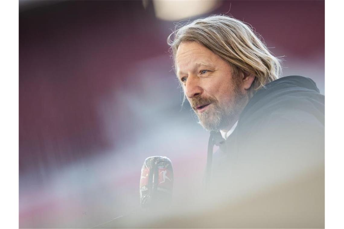 Stuttgarts Sportdirektor Sven Mislintat steht vor einem Spiel im Stadion. Foto: Tom Weller/dpa