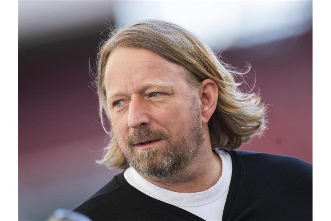 Stuttgarts Sportdirektor Sven Mislintat steht vor einem Spiel im Stadion. Foto: Tom Weller/dpa/Archivbild