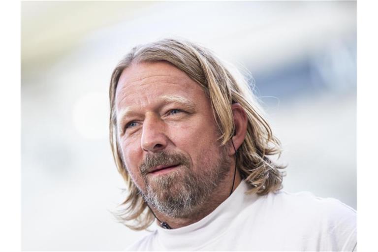 Stuttgarts Sportdirektor Sven Mislintat steht vor einem Spiel im Stadion. Foto: Tom Weller/dpa/Archivbild