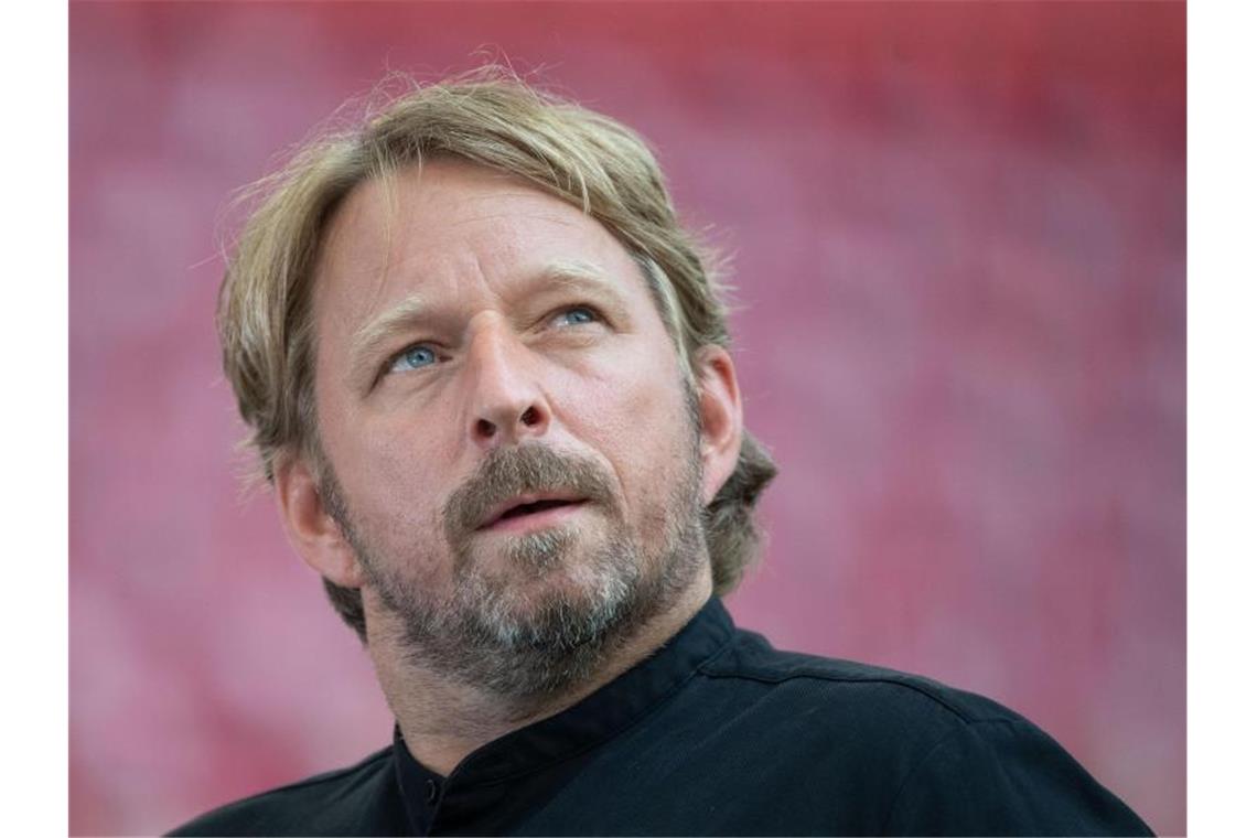 VfB-Chef Hitzlsperger will mit Sportdirektor verlängern Stuttgarts Sportdirektor Sven Mislintat vor dem Spiel. Foto: Marijan Murat/dpa/Archivbild