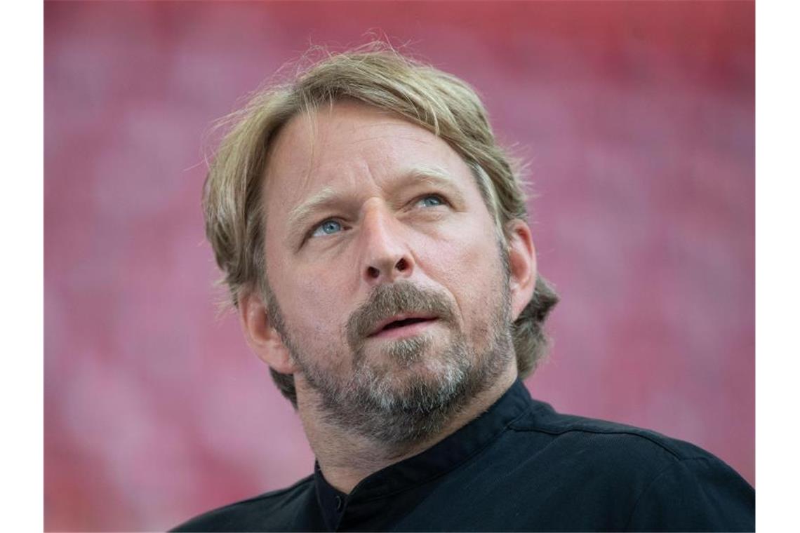 Stuttgarts Sportdirektor Sven Mislintat vor einem Spiel. Foto: Marijan Murat/dpa/Archivbild