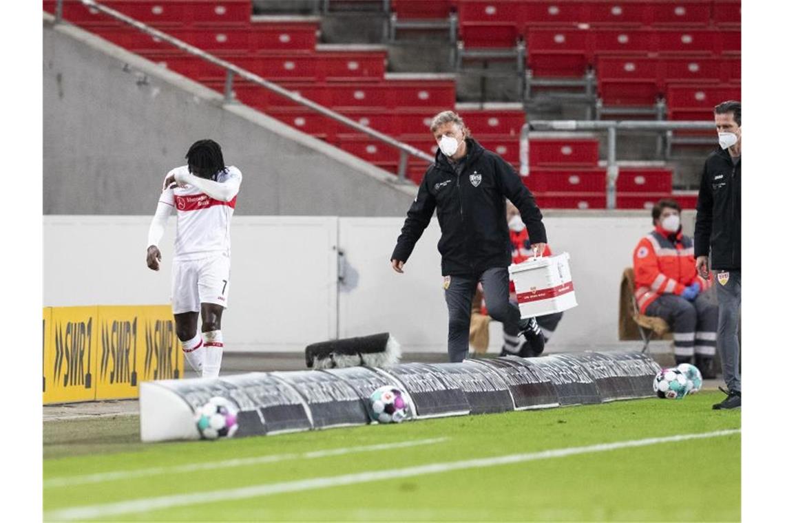 Stuttgarts Tanguy Coulibaly (l) wird verletzungsbedingt ausgewechselt. Foto: Tom Weller/dpa