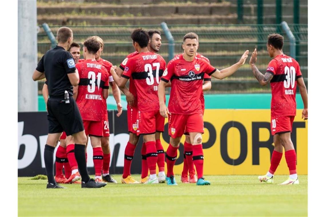 Stuttgarts Team klatscht sich ab, nachdem Ghaddioui für den Führungstreffer gesorgt hat. Foto: Andreas Gora/dpa