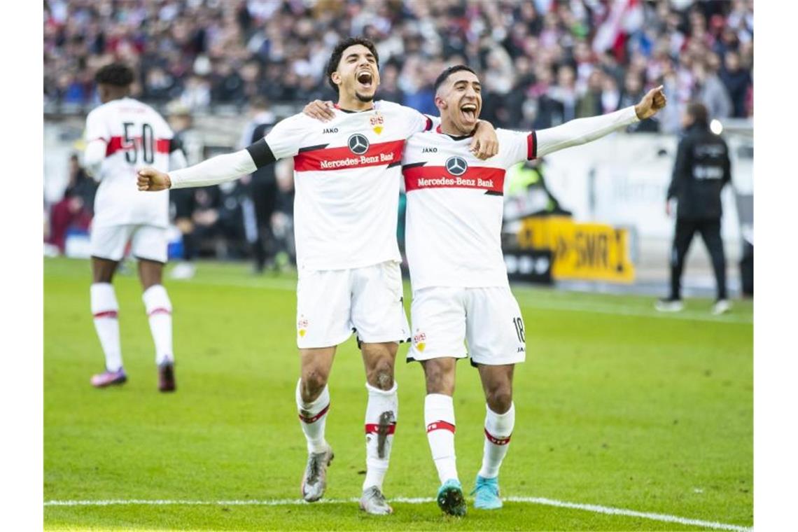 Fan-Hilfe und späte Tore: Stuttgart ringt Augsburg nieder Stuttgarts Tiago Tomas (r) jubelt nach seinem Tor zum 3:2 Enstand mit Stuttgarts Omar Marmoush (l). Foto: Tom Weller/dpa