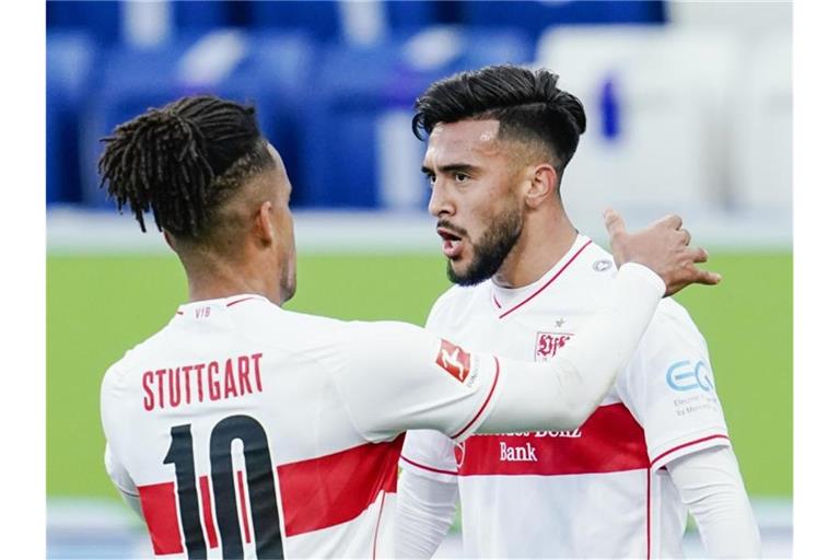 Stuttgarts Torschütze Nicolas Gonzalez (r) jubelt mit Stuttgarts Daniel Didavi über das Tor zum 1:1. Foto: Uwe Anspach/dpa
