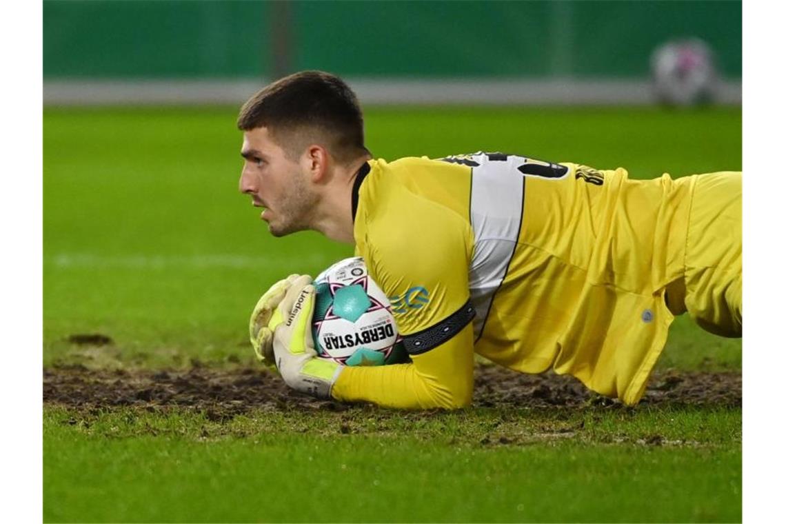 VfB Stuttgart verlängert mit Ersatztorhüter Bredlow bis 2024 Stuttgarts Torwart Fabian Bredlow in Aktion. Foto: Marijan Murat/dpa/Archivbild