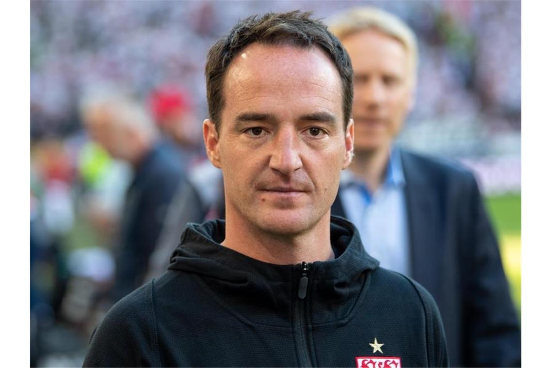 Stuttgarts Trainer Nico Willig geht vor dem Spiel durchs Stadion. Foto: Sebastian Gollnow/Archivbild