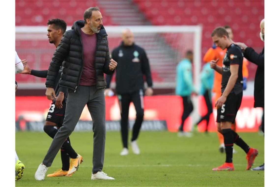 Europa? Von diesem Kampf will der VfB weiter nichts wissen Stuttgarts Trainer Pellegrino Matarazzo (2.v.l) will auch nach dem Sieg gegen Bremen nichts von Europa wissen. Foto: Tom Weller/dpa