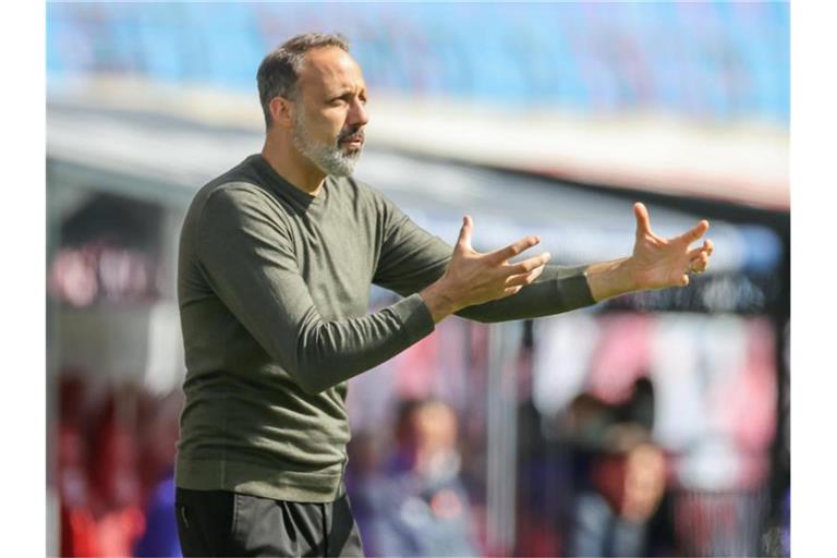 Stuttgarts Trainer Pellegrino Matarazzo gestikuliert am Spielfeldrand. Foto: Jan Woitas/dpa-Zentralbild/dpa