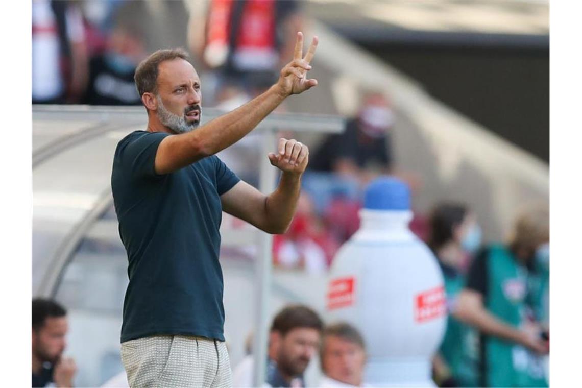 VfB-Trainer Matarazzo fordert vor Spiel in Mainz „Schärfe“ Stuttgarts Trainer Pellegrino Matarazzo gestikuliert. Foto: Tom Weller/dpa/Archivbild