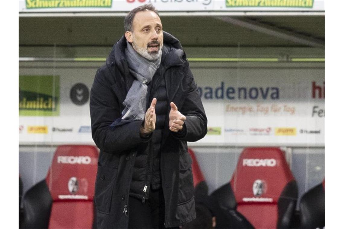 Ungeachtet der Führungskrise: VfB hofft auf Sieg gegen Mainz Stuttgarts Trainer Pellegrino Matarazzo gestikuliert. Foto: Tom Weller/dpa/Archivbild