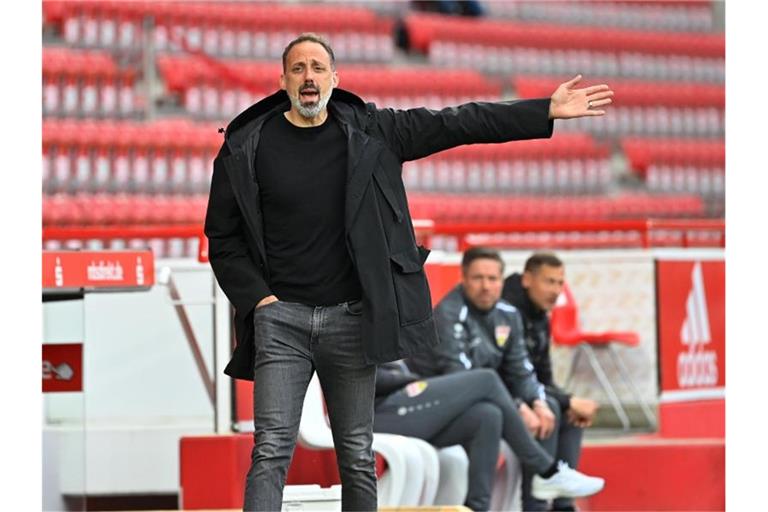 Stuttgarts Trainer Pellegrino Matarazzo gestikuliert. Foto: John Macdougall/AFP-Pool/dpa/Archivbild