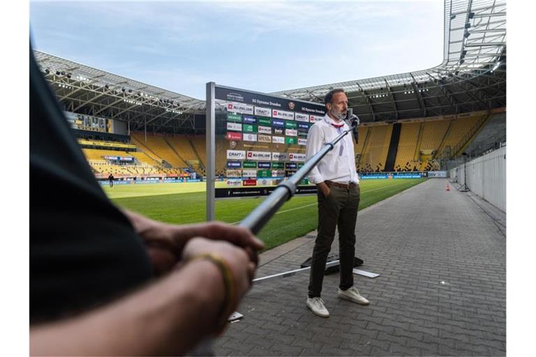 Stuttgarts Trainer Pellegrino Matarazzo gibt nach dem Spiel dem Bezahlsender Sky ein Interview. Foto: Robert Michael/dpa-Pool/dpa