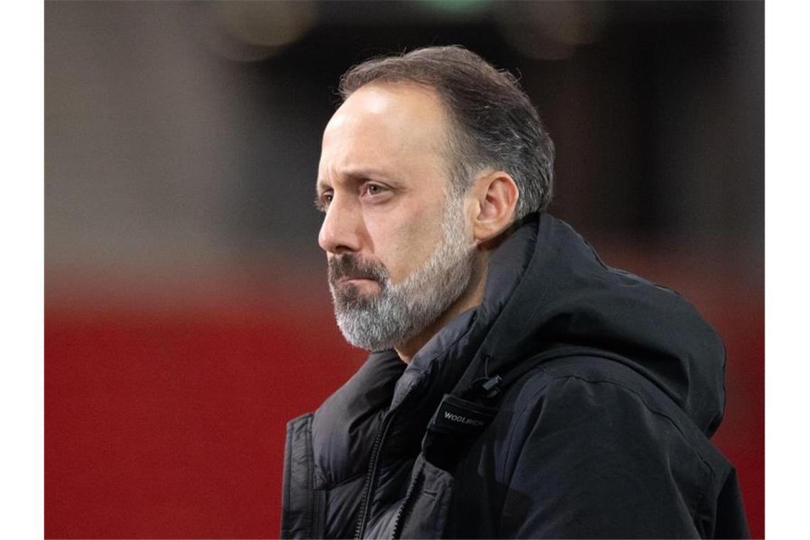 Pokal-Achtelfinale: VfB Stuttgart trifft auf Mönchengladbach Stuttgarts Trainer Pellegrino Matarazzo gibt vor dem Spiel ein Interview. Foto: Sebastian Gollnow/dpa