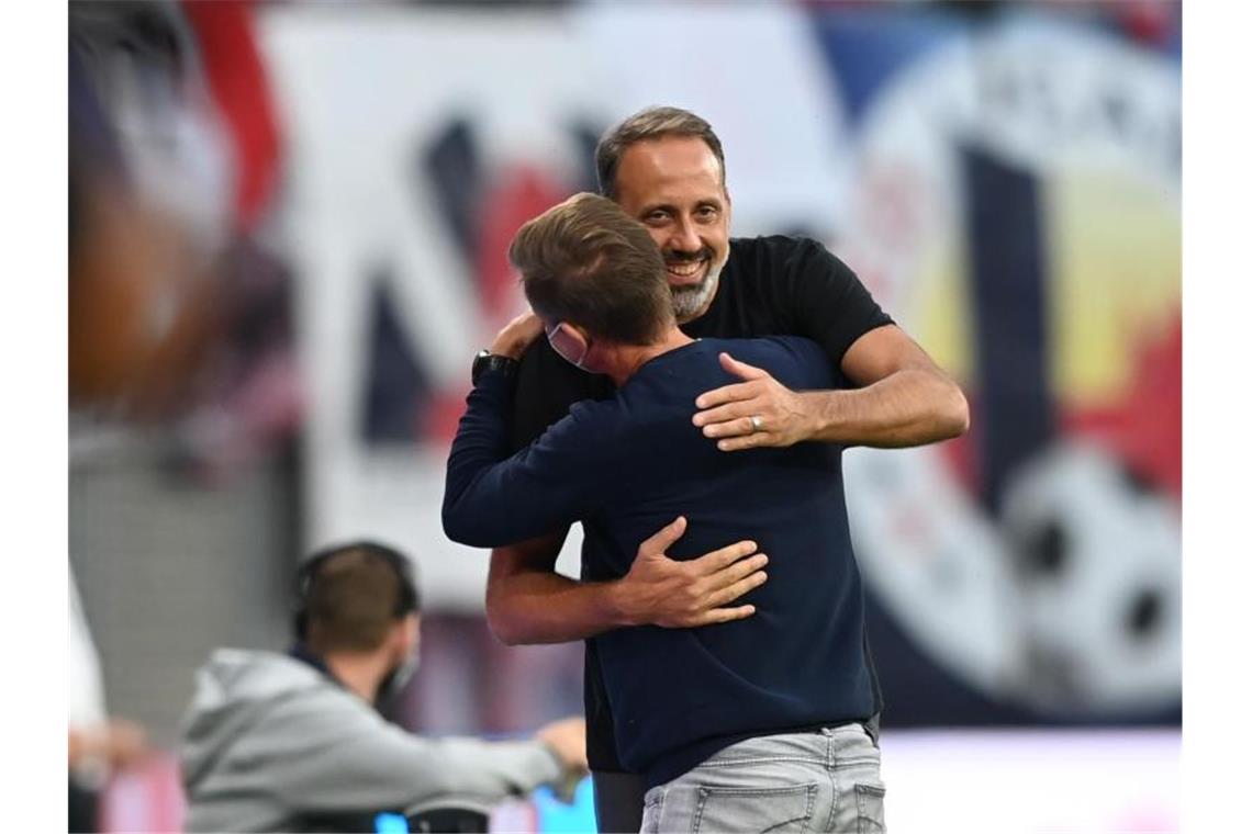 US-Duell: Herzliche Begrüßung zwischen Marsch und Matarazzo Stuttgarts Trainer Pellegrino Matarazzo (h) und Leipzigs Trainer Jesse Marsch begrüßen sich vor Spielbeginn. Foto: Hendrik Schmidt/dpa